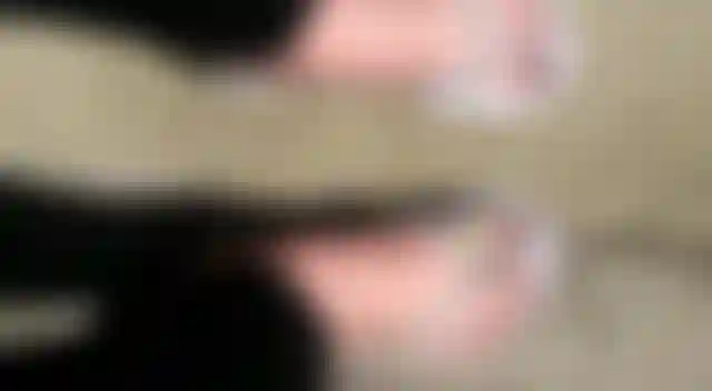 Marche en tongs pour les féticheurs des pieds qui aiment voir une paire de pieds sexy en tongs.