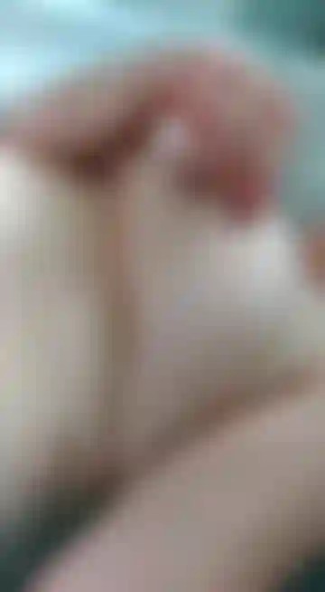 Regarde-moi jouer avec mes seins dans la baignoire en les faisant trembler et rebondir, vidéo chaude pour les amateurs de seins. Des seins de milf matures naturels massifs à caresser.