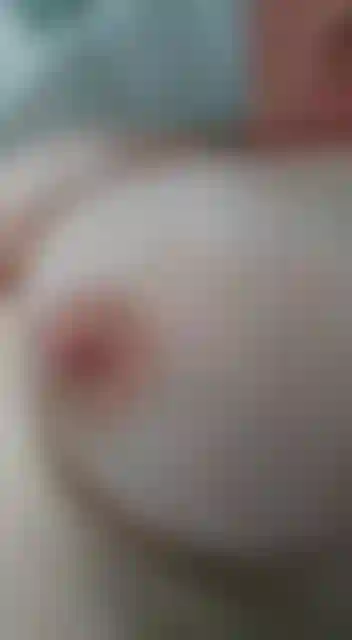 Regarde-moi jouer avec mes seins dans la baignoire en les faisant trembler et rebondir, vidéo chaude pour les amateurs de seins. Des seins de milf matures naturels massifs à caresser.