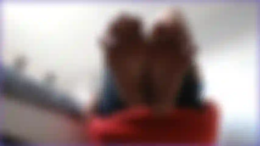 J'adore mes pieds d'en bas, je veux que tu caresse ta bite dure pendant que tu lèches et suces partout sur mes pieds, sois ma salope soumise adorant les pieds pour cette femme au foyer.