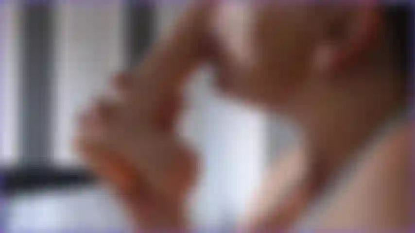 Voyez combien je peux prendre de mon nouveau gode massif. Le plus gros gode que j'ai jamais sucé. Puis-je tout prendre ? Venez voir par vous-même. Je crache partout pendant que je te suce la bite. Teaser vid.
