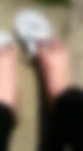 Les pieds rapprochés au soleil voient ma bague d'orteil et mon vernis à ongles scintiller pendant que vous adorez mes beaux pieds matures, vous en voulez plus ? Tu dois payer mon petit esclave soumis.