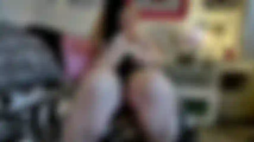 Domination par enveloppement en nylon. Regarde-moi enfiler mes collants noirs et mon masque en nylon noir, te dominer, te taquiner avec mon corps tout en courbes, mes longues jambes et mes pieds en collants et mon cul jouer avec ma chatte en nylon aussi. Paroles cochonnes et chaudes. Fétichisme des collants et du nylon.