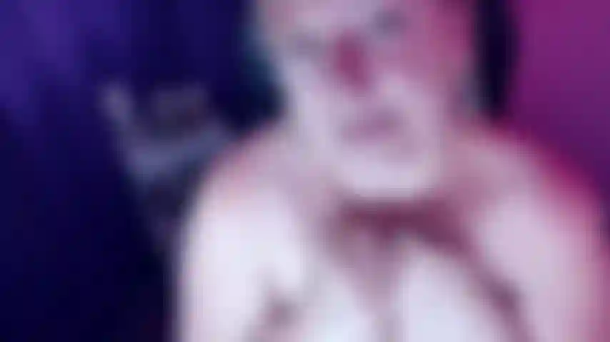 237. Laisse-moi te faire languir avec mes énormes seins naturels de milf en léchant mes tétons et en jouant avec mes nichons en te parlant salement pendant que je le fais jusqu'à ce que tu jouisses dessus pour moi, une vidéo torride pour les amateurs de seins.
