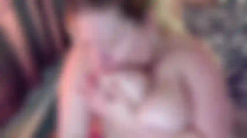 207. Sucer mes tétons durs et te faire jouir pendant que tu regardes une conversation sale et torride dans cette vidéo, d'énormes seins naturels de milf pour ton plus grand plaisir !