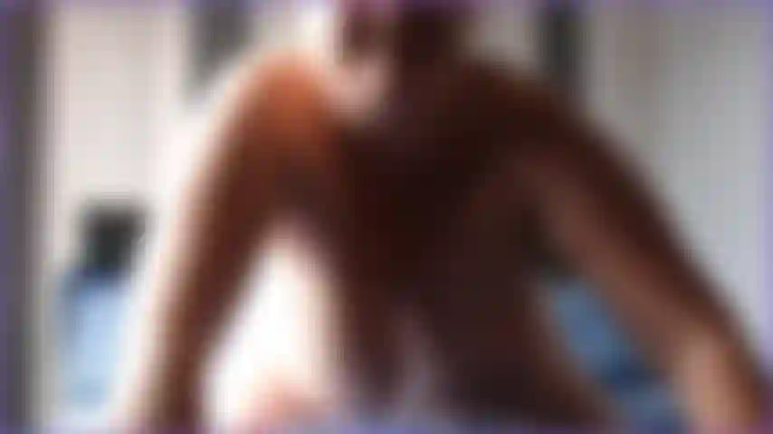 Regarde-moi pendre et secouer mes seins vue de face, comme si je chevauchais ta bite et que je secouais mes seins pov comme si je me baisais. Des propos cochons et chauds dans cette vidéo pour les amateurs de seins naturels.