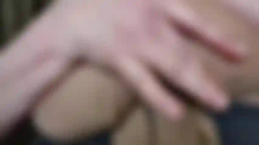 Je te taquine avec mes seins en nylon et mes paroles cochonnes, je veux que tu trempes mes seins en nylon avec ta charge chaude, des paroles cochonnes et chaudes dans cette vidéo.