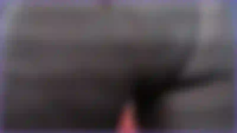 46. Taquinerie de fesses, si vous aimez les grosses fesses rebondies vous allez adorer cette vidéo où elle écarte les fesses debout également dans cette vidéo.