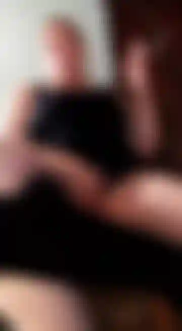 73. Dans cette vidéo je fume de façon risquée en jouant avec ma chatte, des gémissements chauds pendant que tu me regardes fumer et jouer.