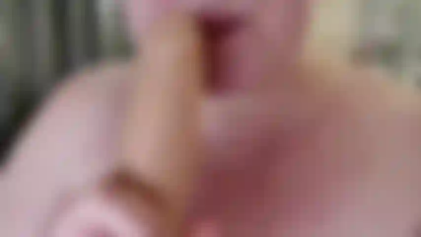 Une longue langue taquine partout sur ta bite et tes couilles, regarde cette vidéo teaser chaude avec des paroles sales pendant que je prends ma longue langue massive et lèche tout autour de ta bite et de tes couilles.