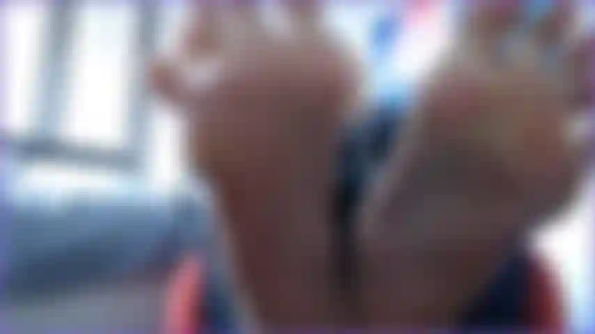 Voyez mes pieds de près écarter mes orteils et exhiber mes semelles sexy et ridées si vous aimez les semelles ridées, c'est la vidéo pour les amateurs de pieds, donnez-moi un conseil si vous voulez les adorer, femme au foyer sexy r/p.