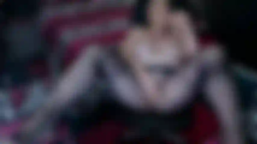 Je porte des collants noirs sur mes jambes et des collants chair sur mon visage, taquinant ta bite avec ma langue et ma bouche gainées de collants sur ta queue et savourant ton sperme à travers le collant, un teaser torride pour les amateurs de collants et d'encasement ! Découvre encore plus dans un show avec moi !