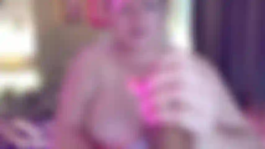 Je caresse ta bite avec du nylon dessus, je veux que tu jouisses à travers pour que je puisse aspirer le sperme directement de ta bite recouverte de nylon, des conversations sales et chaudes dans cette vidéo.