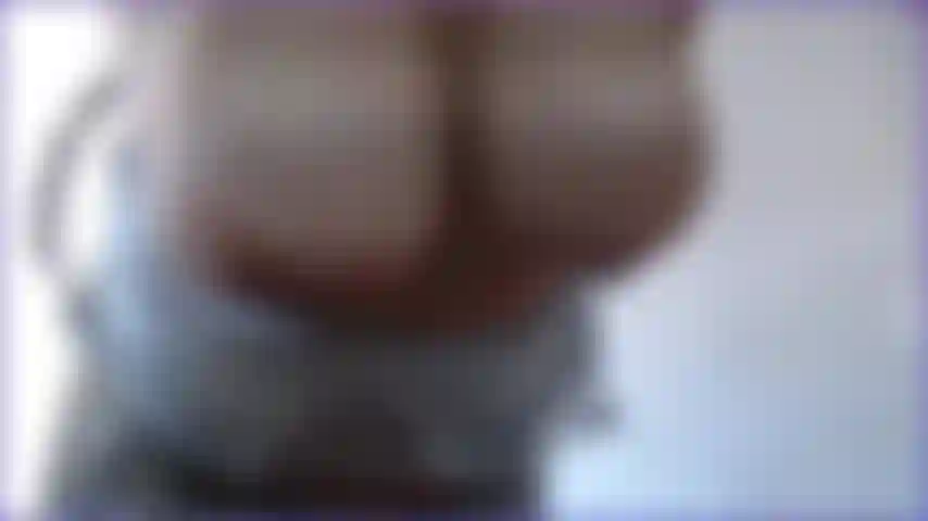 Je vois et j'entends mes gros seins naturels flasques pendre et trembler, vue de face et de côté. Les entends se claquer et se gifler pendant que je les balance et les secoue, je vois les vergetures sexy alors qu'elles pendent si chaud.