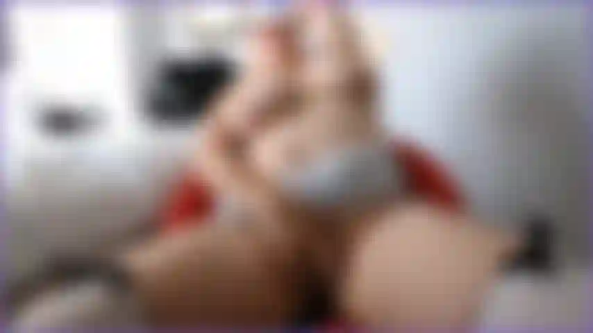 J'étais tellement excitée que j'ai dû me pencher en arrière sur la chaise et faire plaisir à ma petite chatte serrée. Vois mes seins naturels flasques de milf pendre pendant que je joue, la vue et l'angle sont tellement chauds, m'entendent gémir dedans.