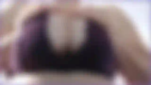39. Je serre mes énormes seins naturels ensemble, les faisant pendre et les secouant, te laissant voir les veines et les vergetures sur ces gros seins.