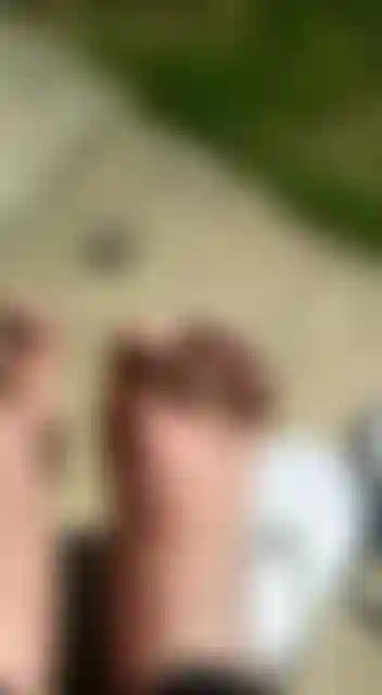 De près les pieds en tongs pour les féticheurs de pieds soumis.