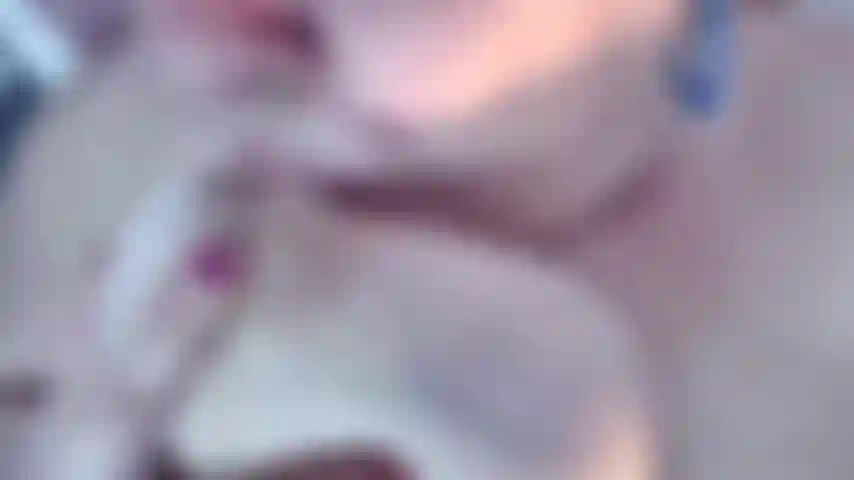 Je suce mes tétons et je leur fais plaisir, j'entends mes gémissements pendant que je les lèche et les suce. Vidéo chaude pour les amateurs de seins, tous les seins naturels.