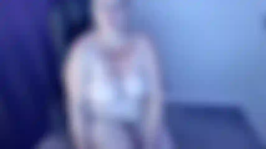 Je taquine les collants en enfilant ces collants en nylon doux et soyeux et en vous taquinant avec mes longues jambes, mon cul et ma chatte dedans, enfilant également un masque en nylon pendant que je frotte mon clitoris dedans et des gros plans de mon cul et de ma chatte en nylon, une vidéo chaude pour les fétichistes des collants.