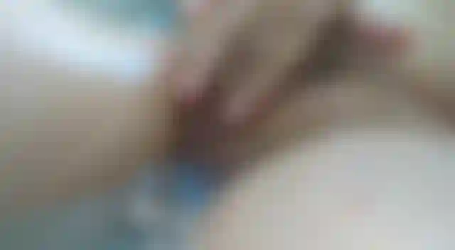 Dans cette vidéo, je me trempe dans la baignoire et je me détends en jouant avec ma chatte mouillée en frottant mon clitoris et en me frottant la chatte avec mes doigts en m'amusant dans le bain. Viens me regarder m'amuser pendant que tu profites :).