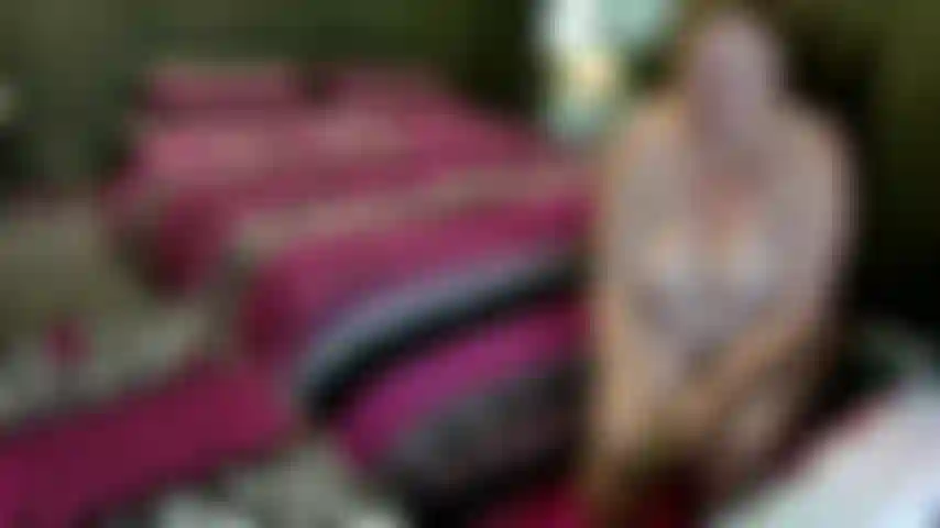 En enfilant des collants, jeu de rôle patron, je te fais branler ta bite en me regardant mettre ces collants soyeux sur mon corps chaud et pulpeux en te disant comment branler ta bite, faisant du joi et te faisant jouir sur moi, laisse-moi te faire languir dans mes collants.