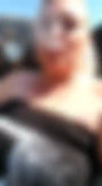 Une milf mature et sexy qui fume dehors, pas de nudité, je fume juste à l'extérieur.