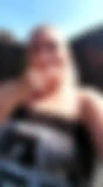 Une milf mature et sexy qui fume dehors, pas de nudité, je fume juste à l'extérieur.