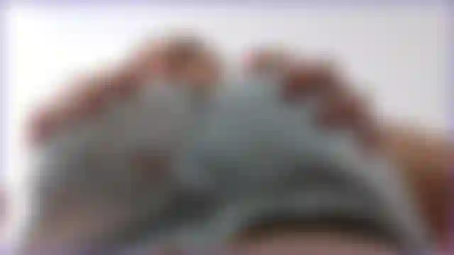 66. Voyez mes seins sous un angle magnifique et regardez-moi cracher sur mes tétons, laissant l'humidité couler sur toute ma poitrine naturelle énorme dans une vidéo torride.