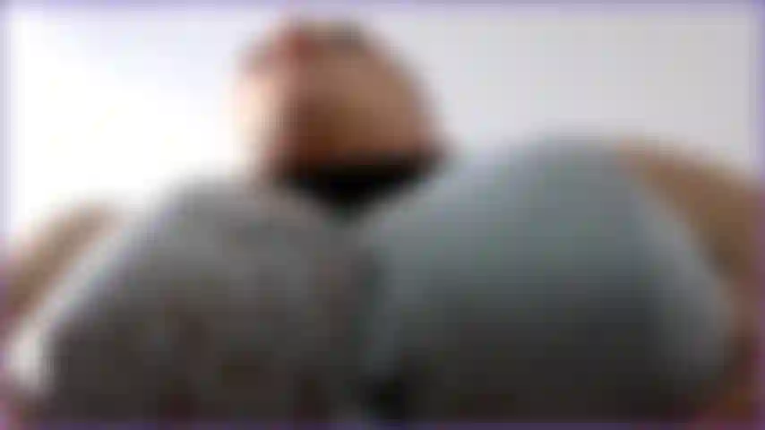 Vois mes seins avec une vue superbe et je crache sur mes tétons et l'humidité coule sur mes énormes seins naturels, vidéo chaude.