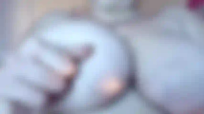 Des seins énormes et naturels de milf qui taquinent, regarde-moi te taquiner en te parlant salement, en te taquinant avec mes énormes seins naturels de milf, en jouant avec mes tétons ainsi qu'un teaser vidéo chaud pour les amateurs de seins naturels.