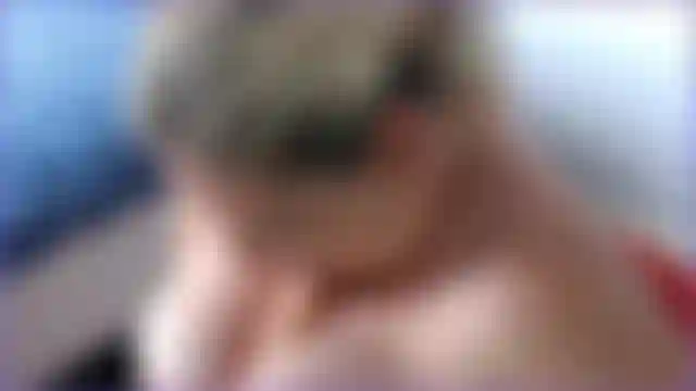 Au foyer salope mature aux gros seins veut votre bite dure et palpitante entre ses énormes seins naturels, venez baiser mes énormes seins et mon énorme gode décolleté dans cette vidéo et des propos cochons et méchants (d'une excellente manière :).