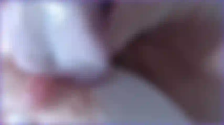 Dans cette vidéo, je te parle salement en voulant sucer ton sperme comme si cette salive était partout sur mes tétons durs. Des gros plans chauds de mes tétons durs, une longue langue les léchant et la broche.