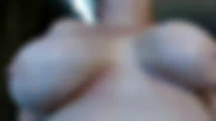 310. Des seins naturels tombants et rebondissants — branle ta bite sur mes énormes seins de milf tombants et jouis dessus pour moi, je les balance et les fais rebondir en rendant ta bite extrêmement dure et en te faisant jouir dessus pour moi pendant que ton sperme dégouline le long de mes seins.