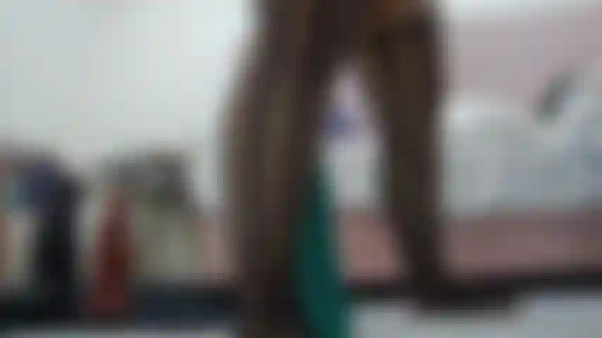 Un énorme jouet ruine la chatte, chevauche fort près des couilles !