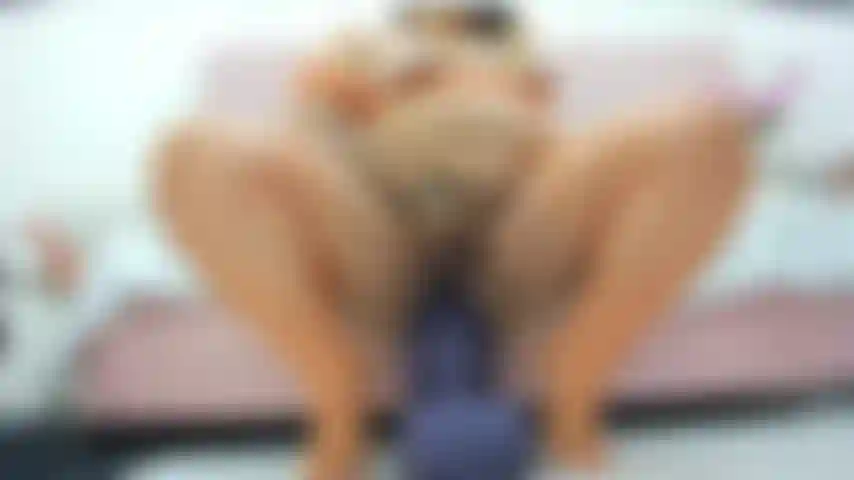 Un énorme jouet anal violet m'a fait éclater !