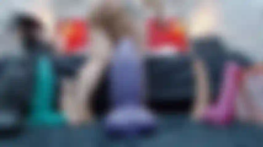 Goûte un énorme anal violet.