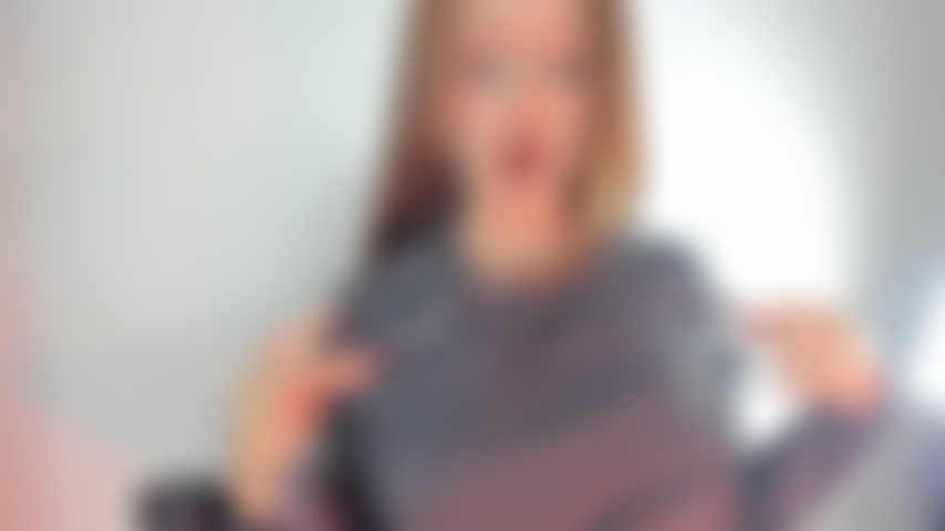 Une fille gothique jouant avec ses seins.