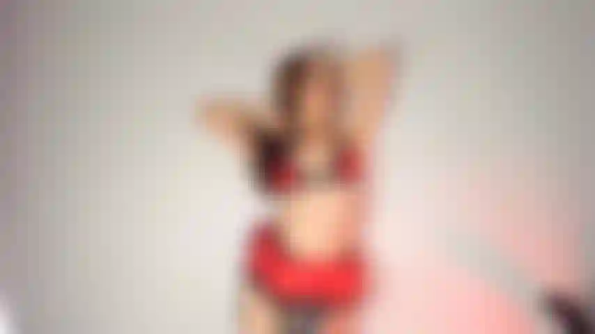 Je t'enseigne en lingerie rouge.