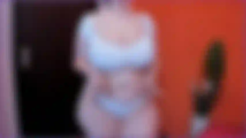 À cheval sur le nouveau canapé.