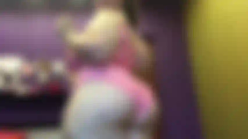 Je serre dans un maillot de bain de taille m - alors j'ai réussi à me serrer dans un maillot de bain de taille et ça n'a pas l'air mal du tout, tu aimes mon gros corps charnu et tu aimes me voir mettre des vêtements plus petits juste.