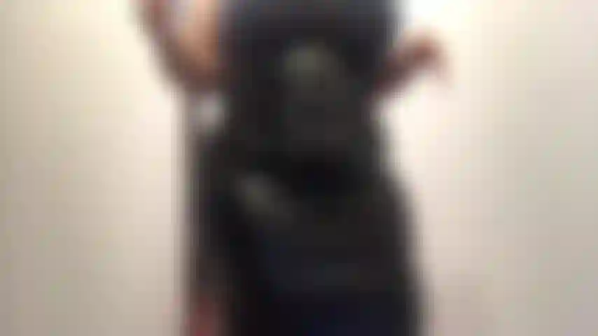 J'aime mon grand corps dans cette jupe et ce corset en cuir.