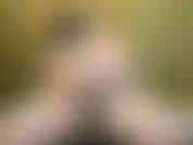 Une assistante excitée taquine et joue au sperme.