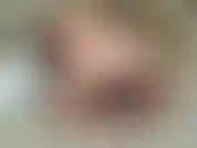 Tu aimerais être à côté de moi dans ce grand lit mais depuis que tu n'es pas je joue avec moi-même et je me fais jouir si fort.