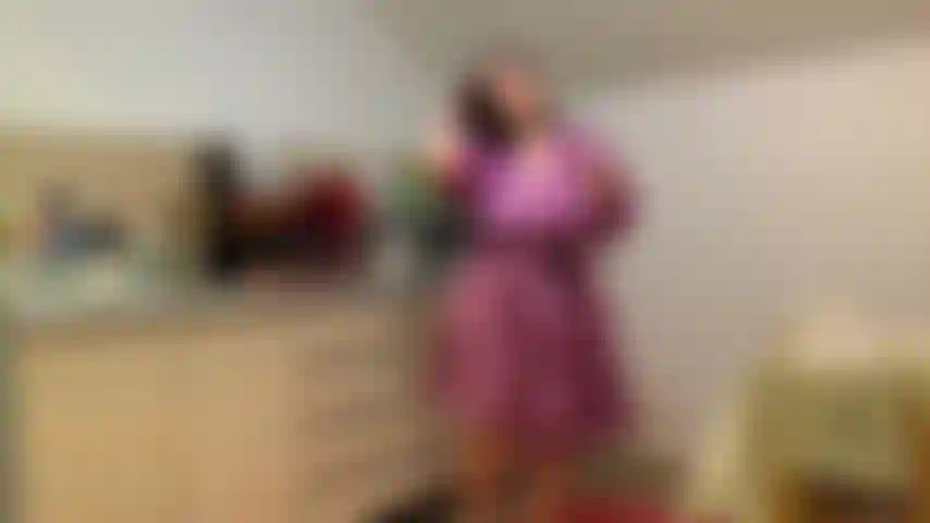 Sur le sol de la cuisine avec le plombier.