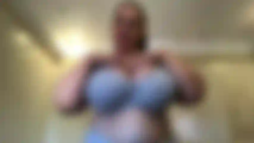 Stroke it for m0mmy j'ai vu la façon dont vous me regardez et comment vous avez du mal à regarder mon décolleté alors préparez-vous pour une allumeuse chaude, m0mmy vous fera jouir fort.