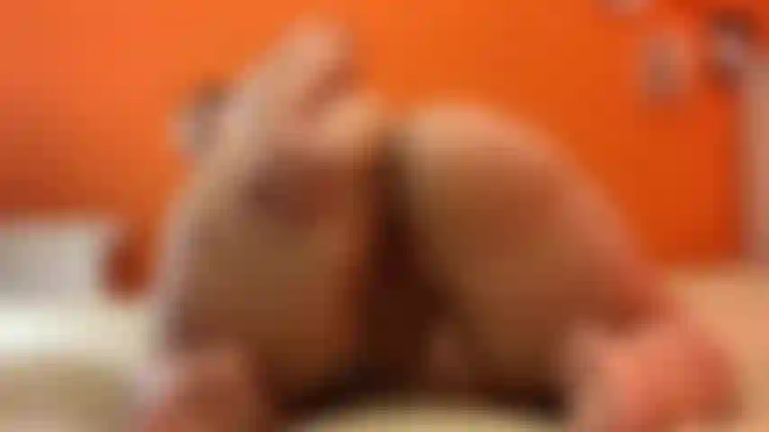 J'adore jouer avec mon trou du cul et le tester, d'abord je commence par me doigter ensuite, je reçois mon jouet en verre et après que j'arrive à mon gode, vous pouvez me voir essayer de rester bouche bée (ça ne marche jamais avec moi, mon cul est.