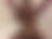 Je remue et secoue mes seins et mon ventre pour toi, tu aimes le son que mes seins font à chaque fois qu'ils frappent mon ventre, ça te rend si fort que tu aimerais être derrière moi !