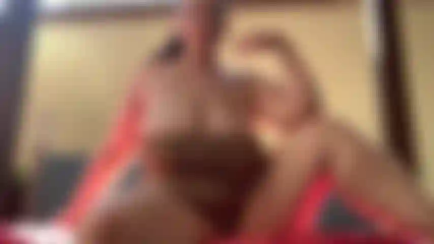 Le soleil est levé et c'est une belle journée pour être nue dans le jardin et monter mon gode pour toi.