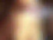 Je te taquine avec mon énorme cul en culotte en dentelle.