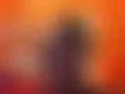 Je dois choisir une tenue pour un dîner chaud et comme mon fils est le seul autour de moi, il peut m'aider à prendre la bonne tenue. Je me déshabille, je la montre, puis j'en essaie une autre pendant que je tél.